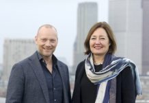 Søren Abildgaard, CEO van T-Mobile Nederland, en wethouder Saskia Bruines (Kenniseconomie0 hebben de gezamenlijke ambitie om van Den Haag een ‘Smart City’ te maken.