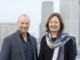 Søren Abildgaard, CEO van T-Mobile Nederland, en wethouder Saskia Bruines (Kenniseconomie0 hebben de gezamenlijke ambitie om van Den Haag een ‘Smart City’ te maken.