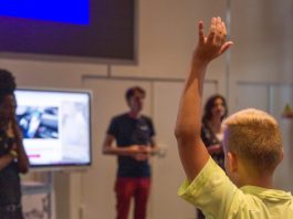 Duizenden kinderen krijgen voorlichting over gevaren smartphone in het verkeer